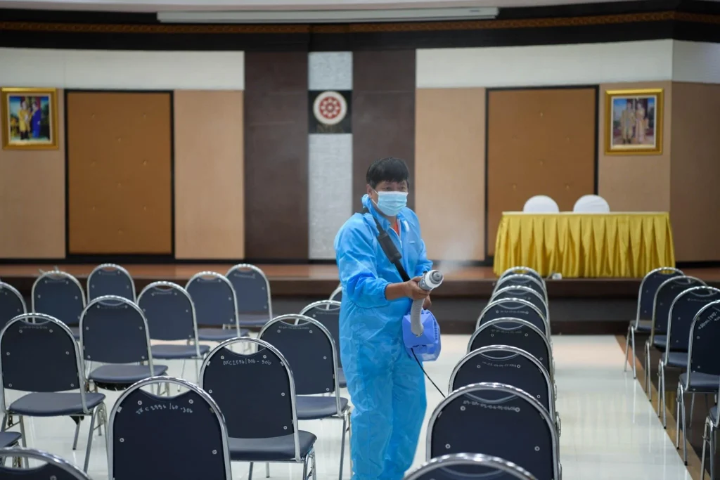 ฉีดพ่นน้ำยาฆ่าเชื้อป้องกัน COVID-19