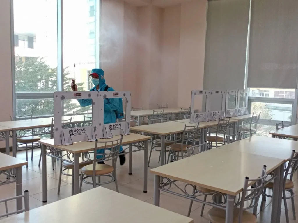 ฉีดพ่นน้ำยาฆ่าเชื้อป้องกัน COVID-19