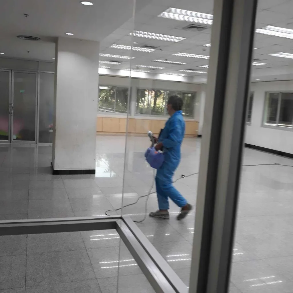 ฉีดพ่นน้ำยาฆ่าเชื้อป้องกัน COVID-19