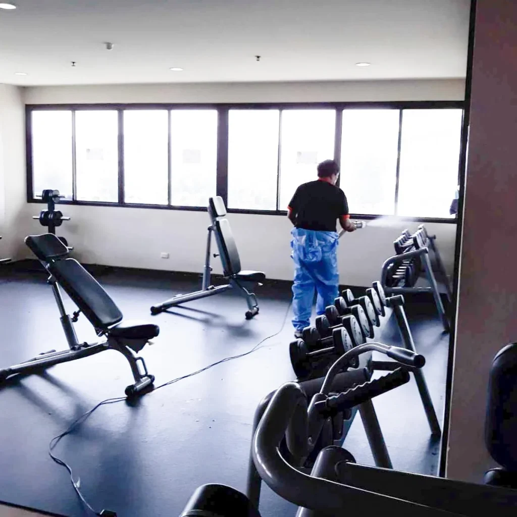 ฉีดพ่นน้ำยาฆ่าเชื้อป้องกัน COVID-19