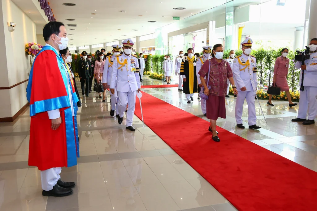 พิธีพระราชทานปริญญาบัตร สถาบันบัณฑิตพัฒนบริหารศาสตร์ ครั้งที่ 42 วันอังคารที่ 26 เมษายน 2565