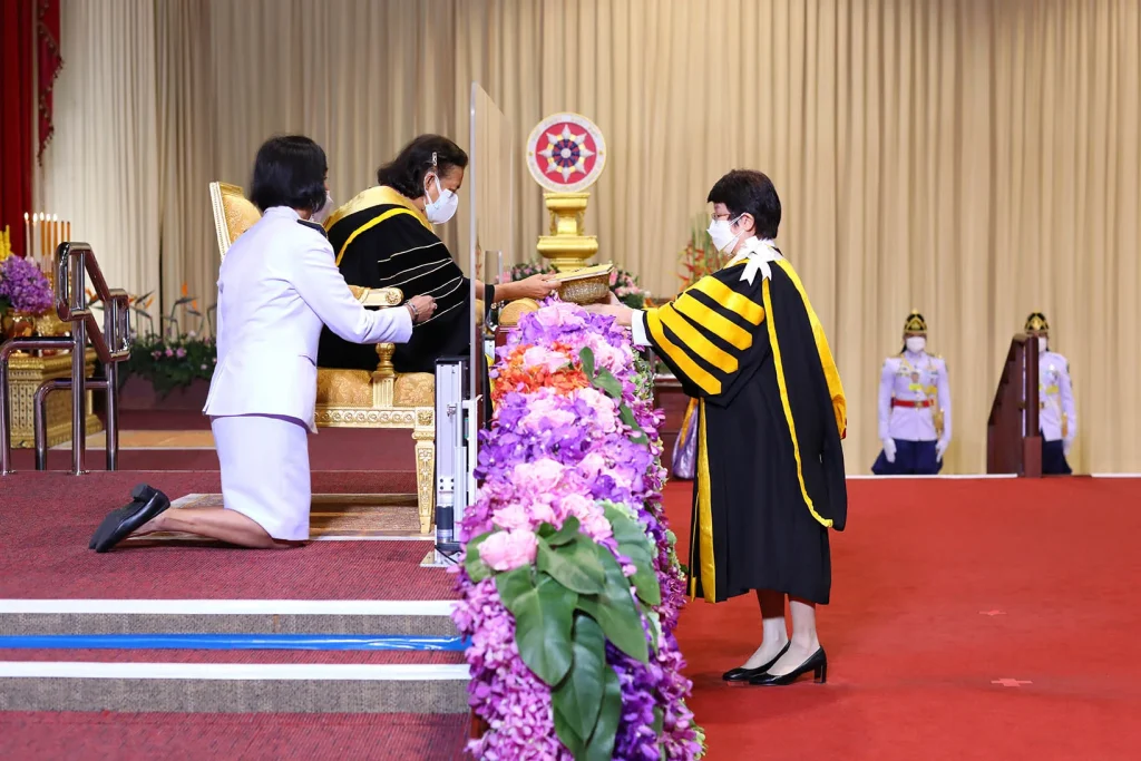 พิธีพระราชทานปริญญาบัตร สถาบันบัณฑิตพัฒนบริหารศาสตร์ ครั้งที่ 42 วันอังคารที่ 26 เมษายน 2565