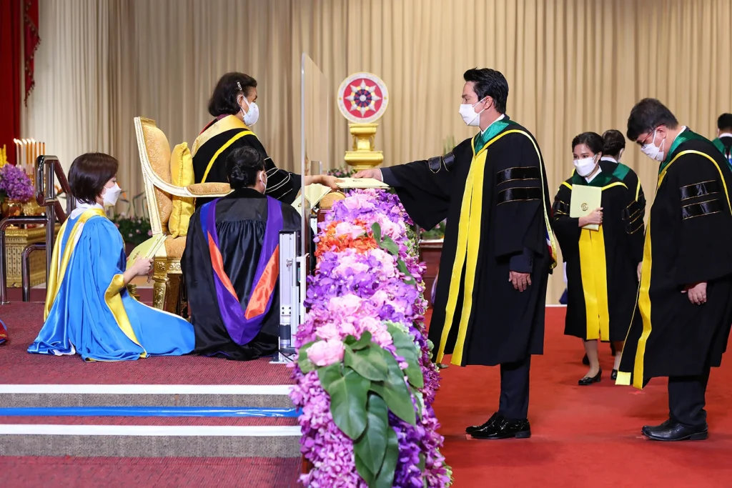 พิธีพระราชทานปริญญาบัตร สถาบันบัณฑิตพัฒนบริหารศาสตร์ ครั้งที่ 42 วันอังคารที่ 26 เมษายน 2565