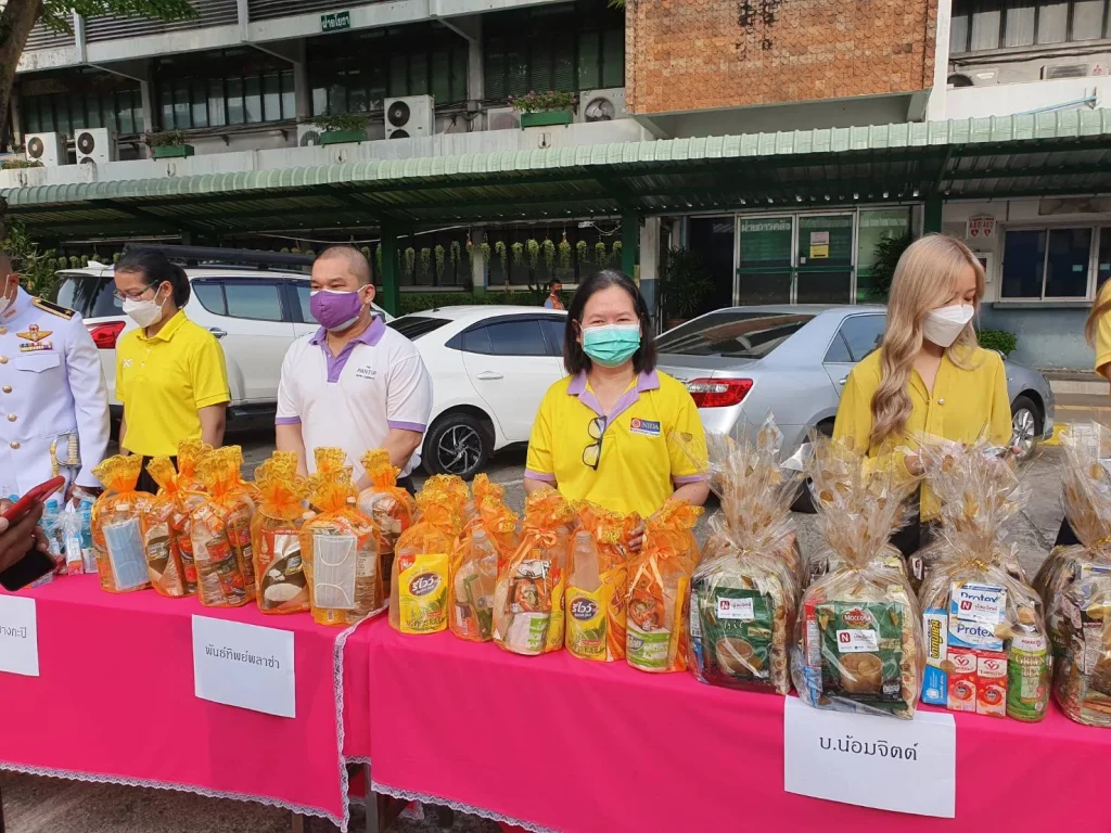 ร่วมพิธีทำบุญตักบาตร เนื่องในวันเฉลิมพระชนมพรรษา พระบาทสมเด็จพระเจ้าอยู่หัว