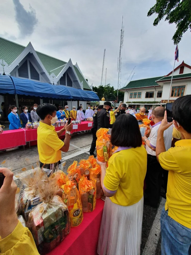 ร่วมพิธีทำบุญตักบาตร เนื่องในวันเฉลิมพระชนมพรรษา พระบาทสมเด็จพระเจ้าอยู่หัว