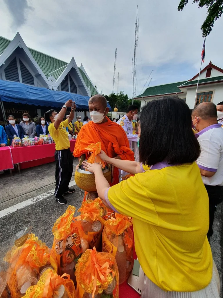 ร่วมพิธีทำบุญตักบาตร เนื่องในวันเฉลิมพระชนมพรรษา พระบาทสมเด็จพระเจ้าอยู่หัว