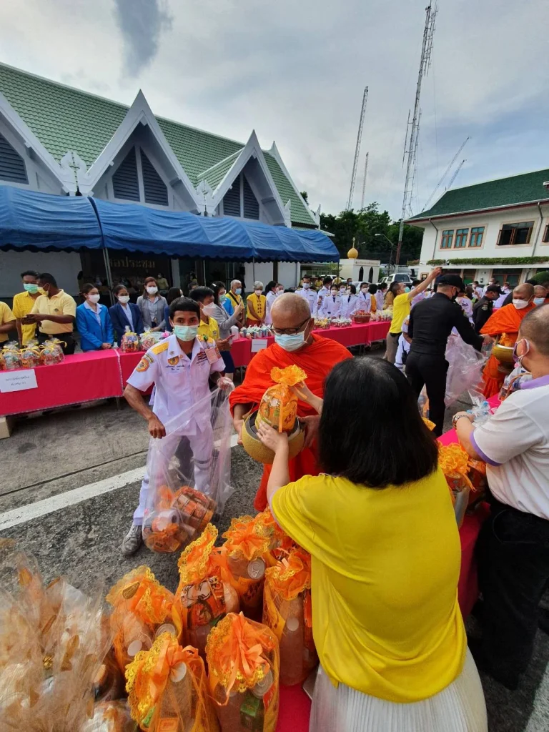 ร่วมพิธีทำบุญตักบาตร เนื่องในวันเฉลิมพระชนมพรรษา พระบาทสมเด็จพระเจ้าอยู่หัว