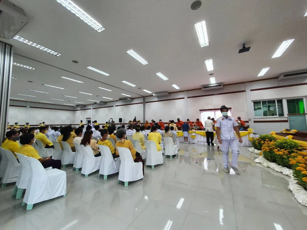 ร่วมพิธีทำบุญตักบาตร เนื่องในวันเฉลิมพระชนมพรรษา พระบาทสมเด็จพระเจ้าอยู่หัว