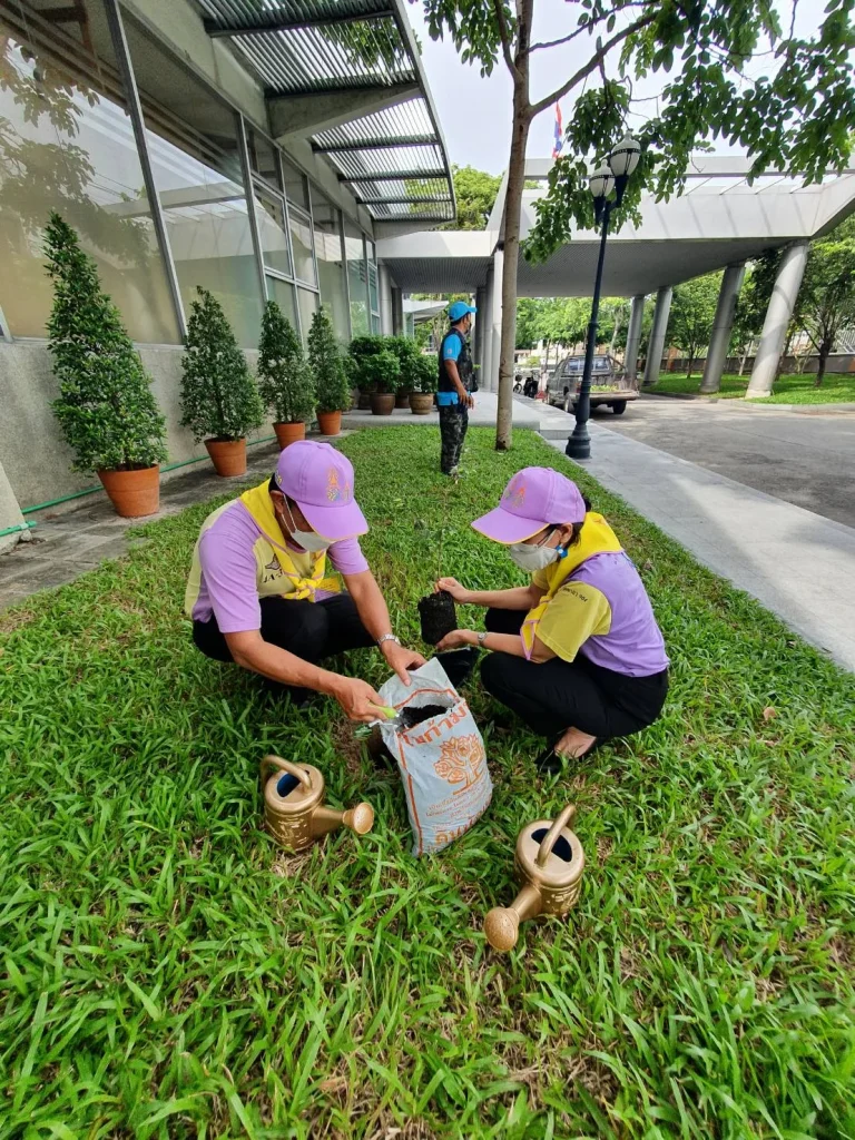 650811.904 06 นิด้า ปลูกต้นไม้เฉลิมพระเกียรติ สมเด็จพระนางเจ้าสิริกิติ์ พระบรมราชินีนาถ พระบรมราชชนนีพันปีหลวง