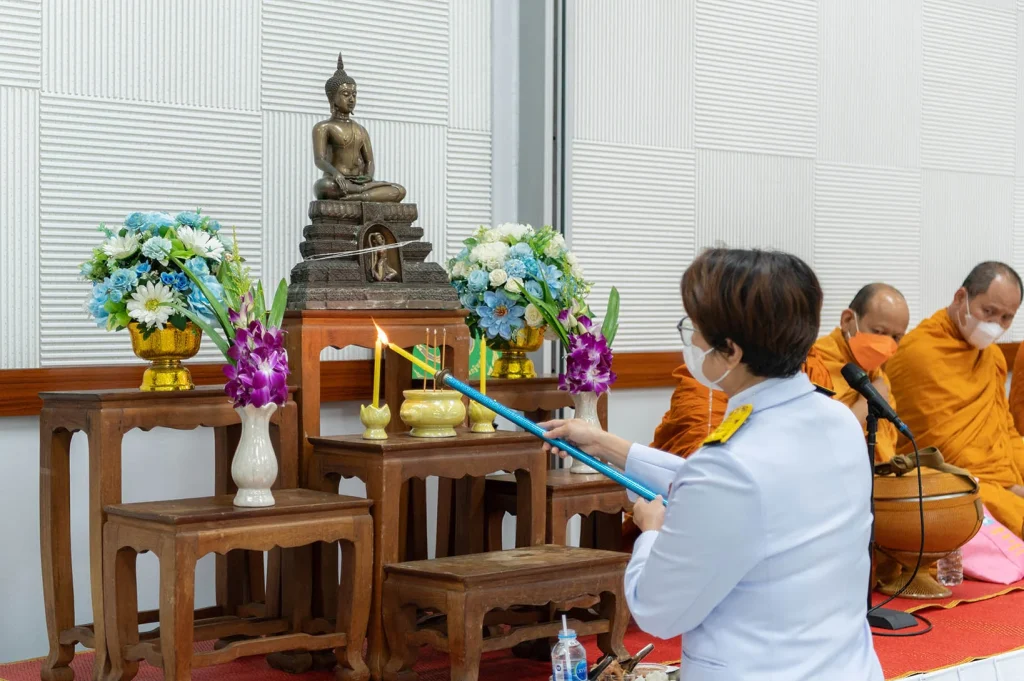 ‘นิด้า’ ร่วมกิจกรรมทำบุญตักบาตรเทิดพระเกียรติ 90 พรรษา ‘พระพันปีหลวง’