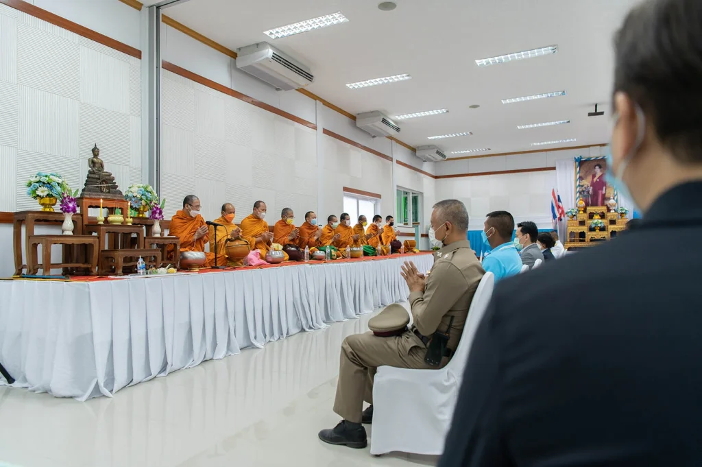 ‘นิด้า’ ร่วมกิจกรรมทำบุญตักบาตรเทิดพระเกียรติ 90 พรรษา ‘พระพันปีหลวง’