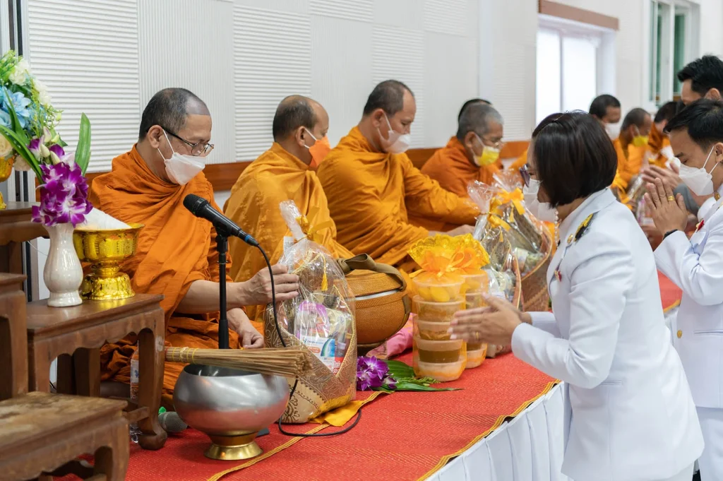 ‘นิด้า’ ร่วมกิจกรรมทำบุญตักบาตรเทิดพระเกียรติ 90 พรรษา ‘พระพันปีหลวง’
