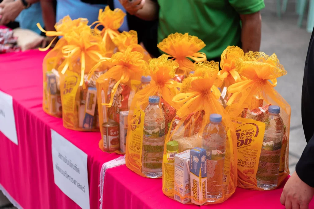 ‘นิด้า’ ร่วมกิจกรรมทำบุญตักบาตรเทิดพระเกียรติ 90 พรรษา ‘พระพันปีหลวง’