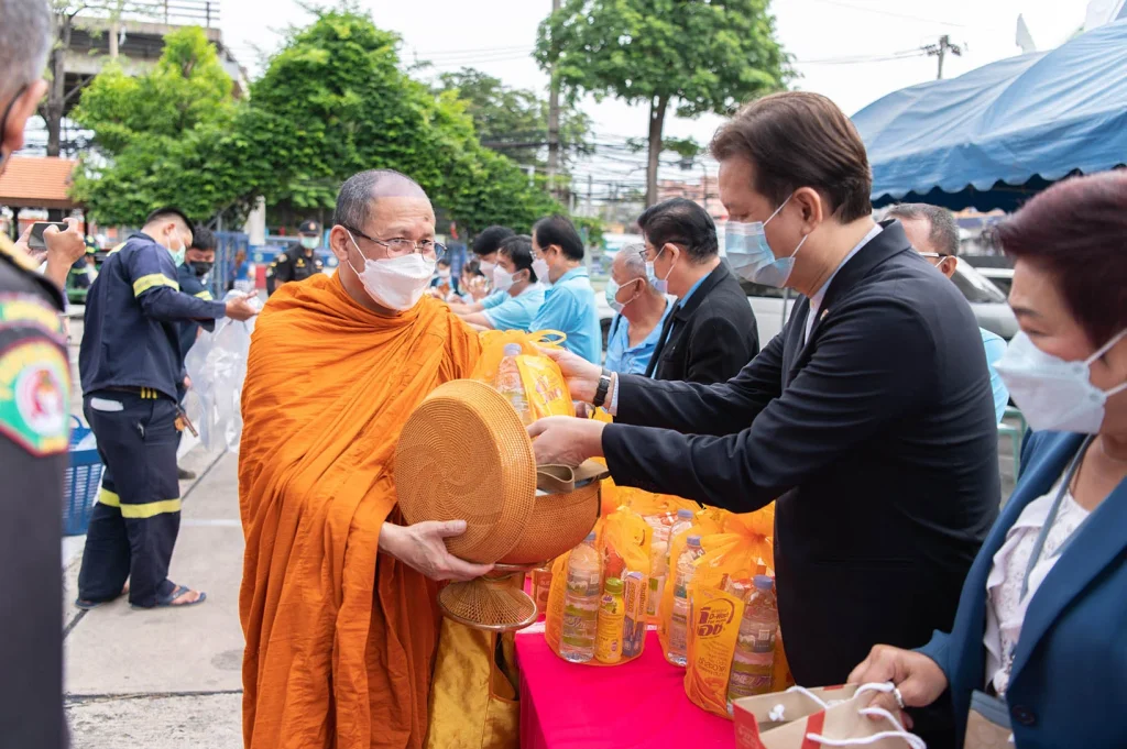 ‘นิด้า’ ร่วมกิจกรรมทำบุญตักบาตรเทิดพระเกียรติ 90 พรรษา ‘พระพันปีหลวง’