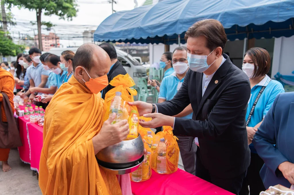 ‘นิด้า’ ร่วมกิจกรรมทำบุญตักบาตรเทิดพระเกียรติ 90 พรรษา ‘พระพันปีหลวง’