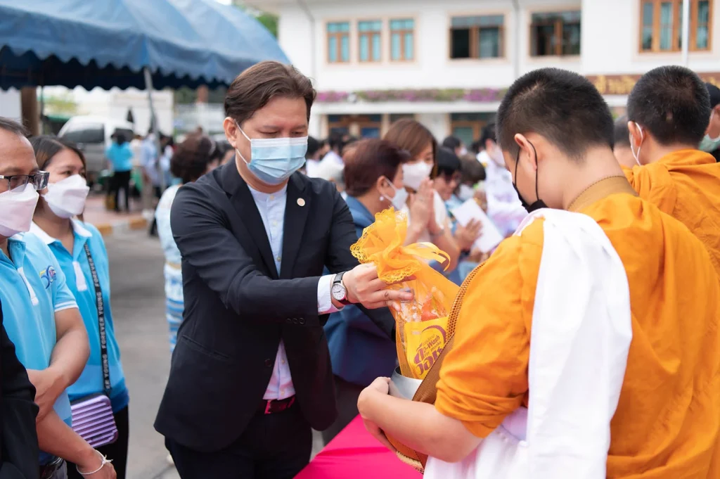 ‘นิด้า’ ร่วมกิจกรรมทำบุญตักบาตรเทิดพระเกียรติ 90 พรรษา ‘พระพันปีหลวง’