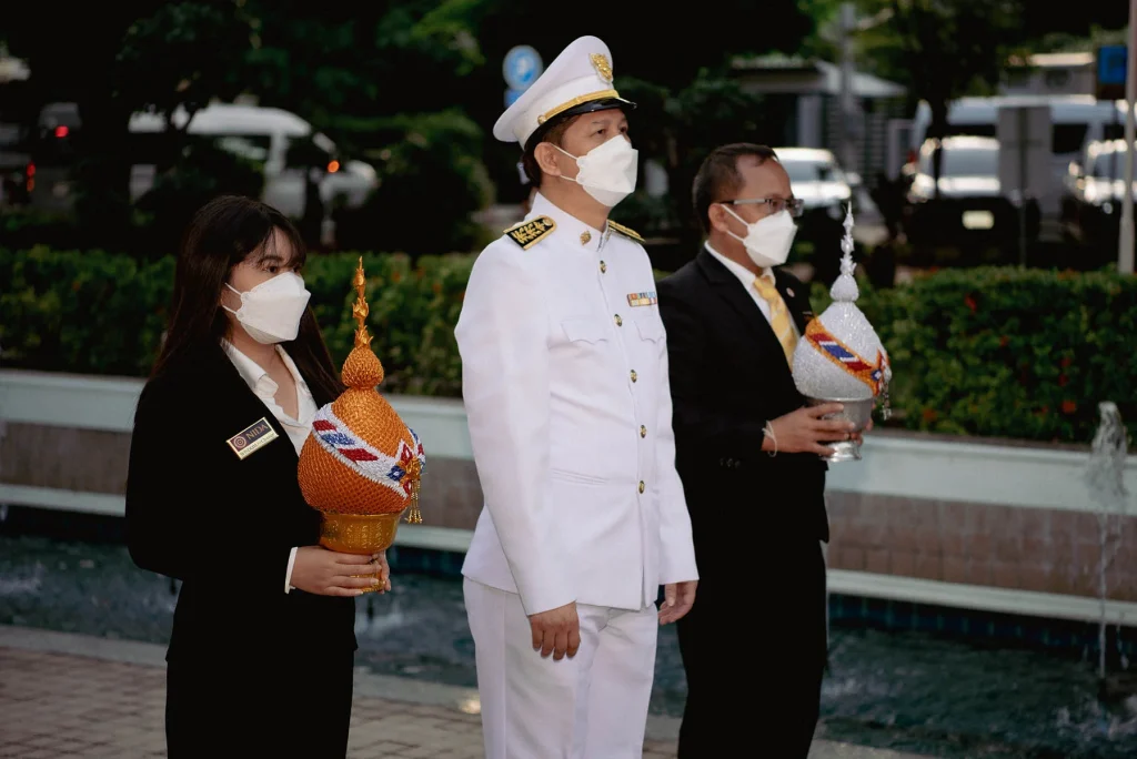 650818nida 02 ‘นิด้า’ ร่วมวางพุ่มดอกไม้ถวายราชสักการะ รำลึกในพระมหากรุณาธิคุณ ‘พระบิดาแห่งวิทยาศาสตร์ไทย’