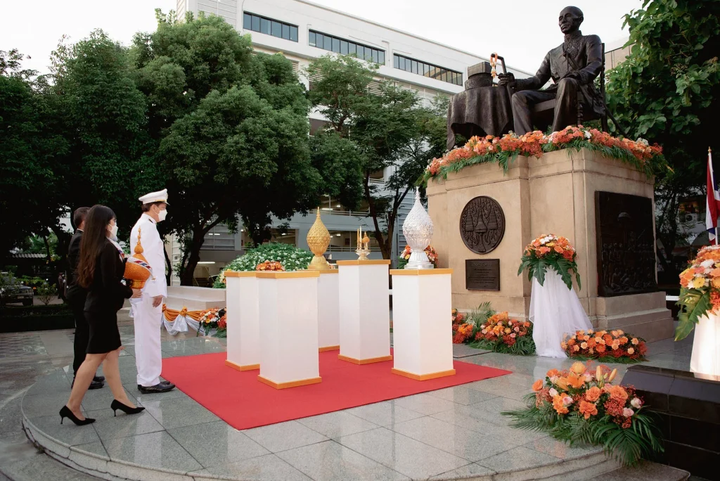 650818nida 03 ‘นิด้า’ ร่วมวางพุ่มดอกไม้ถวายราชสักการะ รำลึกในพระมหากรุณาธิคุณ ‘พระบิดาแห่งวิทยาศาสตร์ไทย’