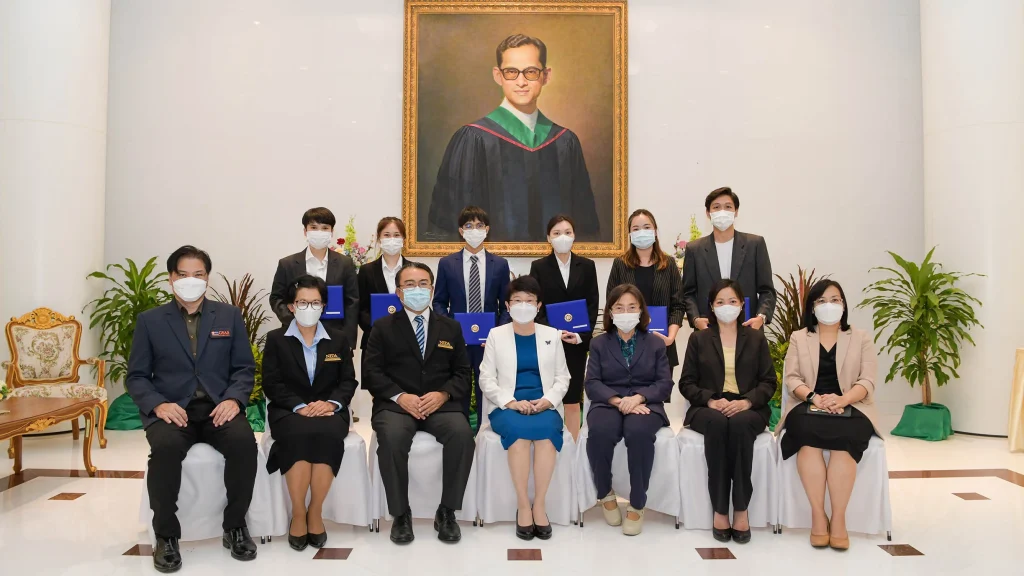 พิธีมอบเกียรติบัตรแก่นักศึกษาที่ได้รับทุนการศึกษาของสถาบัน ประจำปี 2564