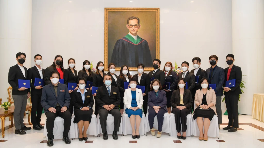 พิธีมอบเกียรติบัตรแก่นักศึกษาที่ได้รับทุนการศึกษาของสถาบัน ประจำปี 2564
