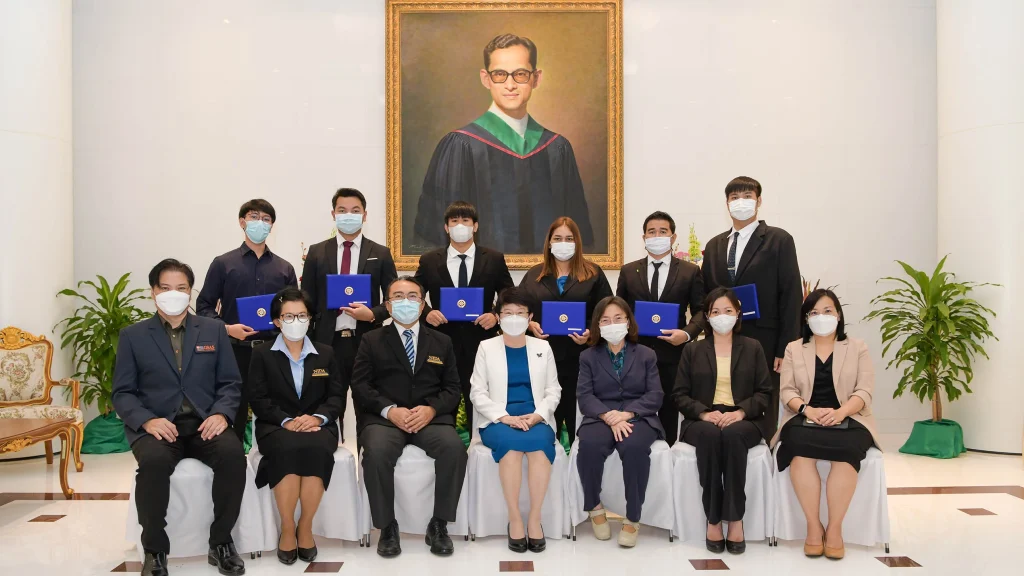 พิธีมอบเกียรติบัตรแก่นักศึกษาที่ได้รับทุนการศึกษาของสถาบัน ประจำปี 2564
