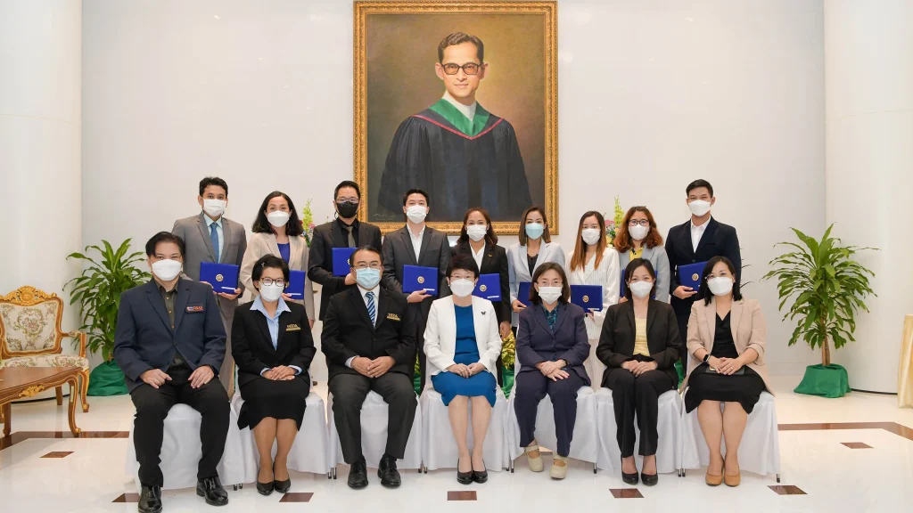 พิธีมอบเกียรติบัตรแก่นักศึกษาที่ได้รับทุนการศึกษาของสถาบัน ประจำปี 2564