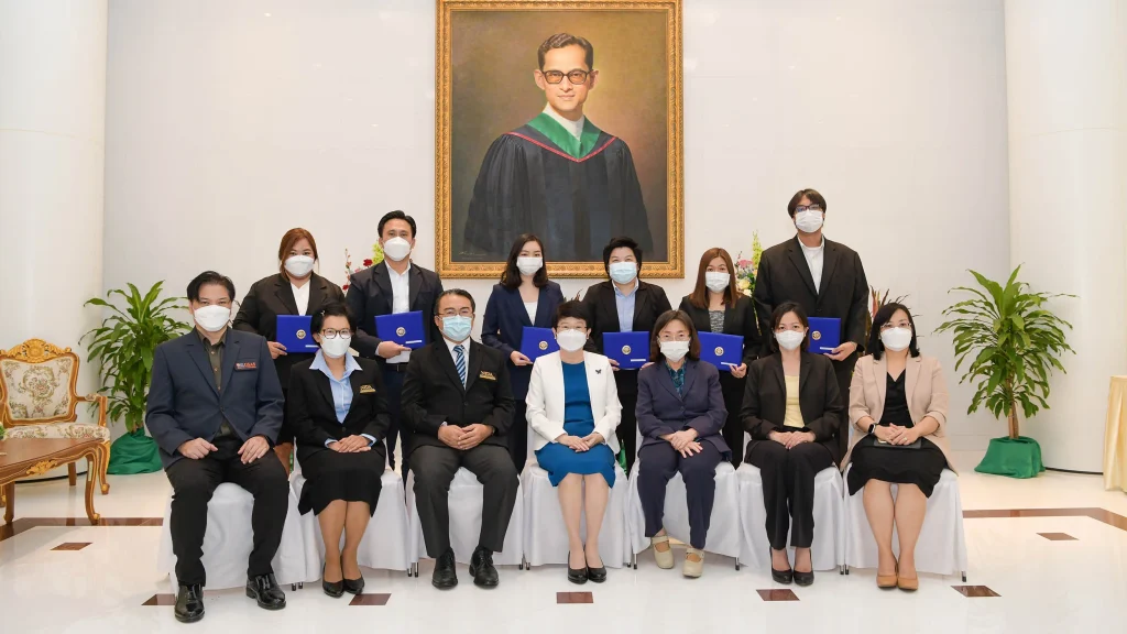 พิธีมอบเกียรติบัตรแก่นักศึกษาที่ได้รับทุนการศึกษาของสถาบัน ประจำปี 2564