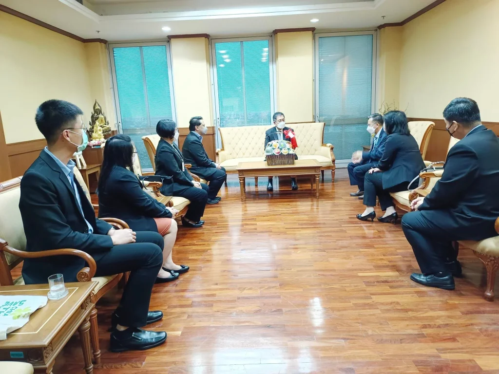 651007 02 1 คณะนิติศาสตร์ เข้าคารวะและแสดงความยินดีแด่ท่าน ศาสตราจารย์พิเศษ ดร.วรพจน์ วิศรุตพิชญ์