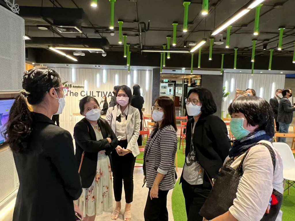 สำนักบริการการศึกษาและบรรณสาร ศึกษาดูงานการดำเนินงานของห้องสมุด AIS