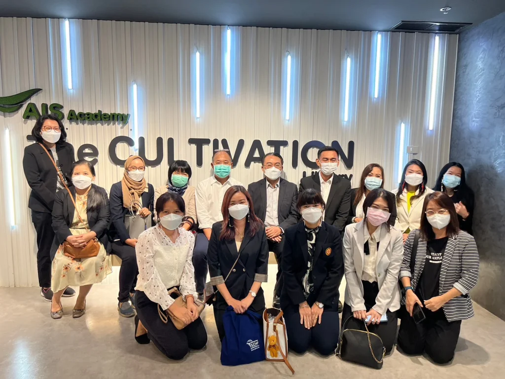 สำนักบริการการศึกษาและบรรณสาร ศึกษาดูงานการดำเนินงานของห้องสมุด AIS