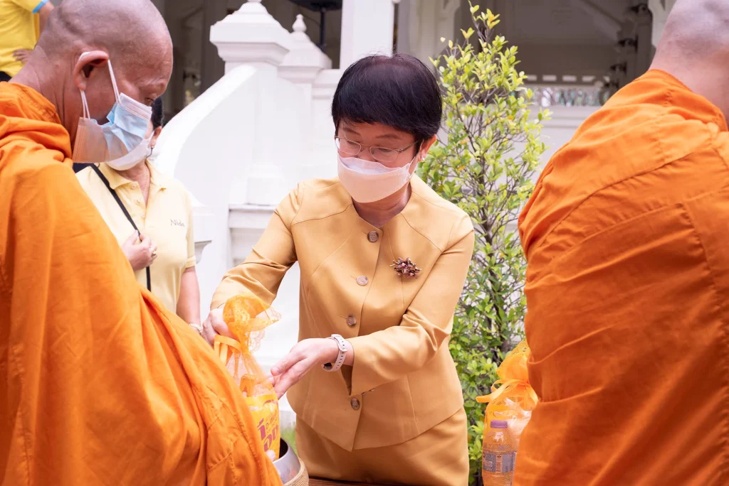 “นิด้า” ทำบุญตักบาตร เพื่อถวายเป็นพระราชกุศลแด่ในหลวง ร.9