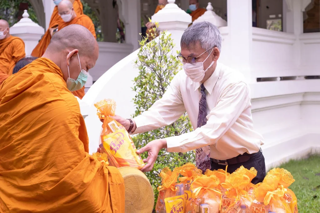 “นิด้า” ทำบุญตักบาตร เพื่อถวายเป็นพระราชกุศลแด่ในหลวง ร.9