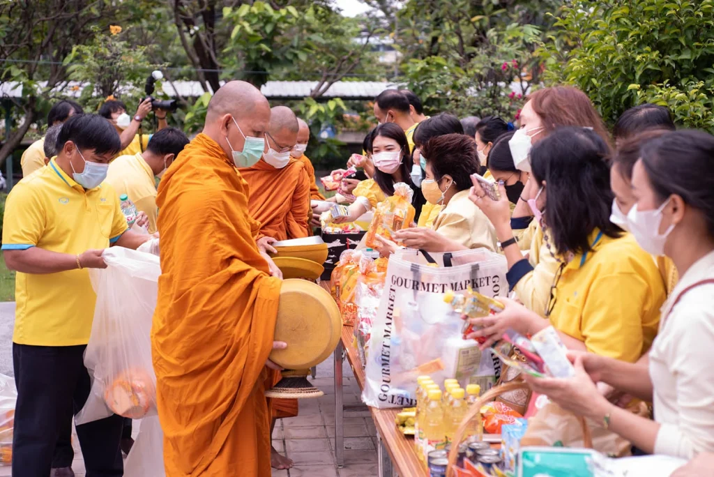 “นิด้า” ทำบุญตักบาตร เพื่อถวายเป็นพระราชกุศลแด่ในหลวง ร.9