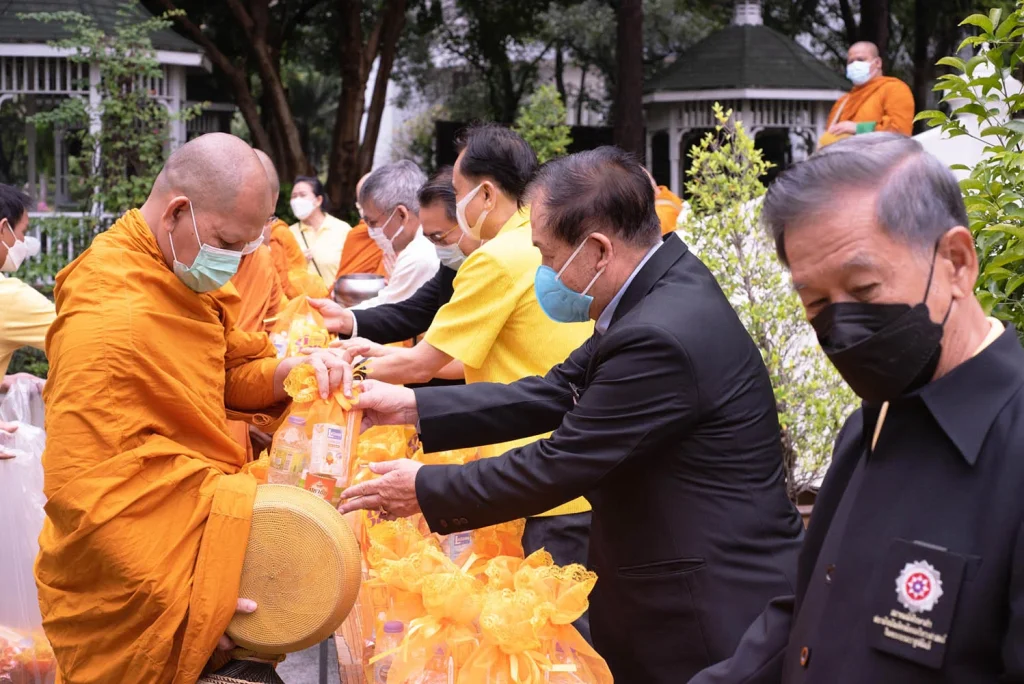 “นิด้า” ทำบุญตักบาตร เพื่อถวายเป็นพระราชกุศลแด่ในหลวง ร.9