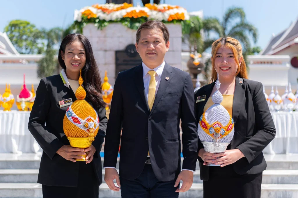 ‘นิด้า’ ร่วมพิธีวางพานพุ่มถวายราชสักการะพระบรมราชานุสาวรีย์ รัชกาลที่ 4 เนื่องในวันคล้ายวันสถาปนา ‘สจล.’