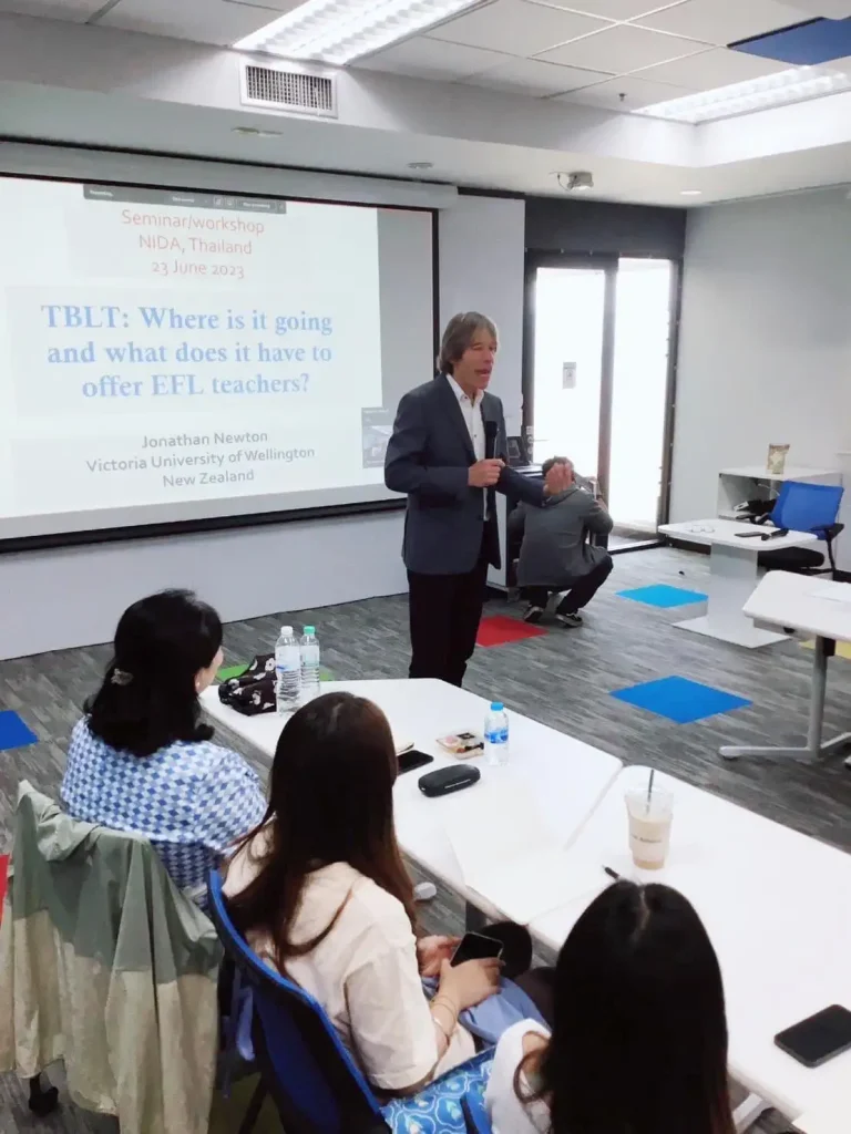 นักศึกษาคณะภาษาและการสื่อสารอบรมเชิงปฏิบัติการ Task-based language teaching (TBLT)