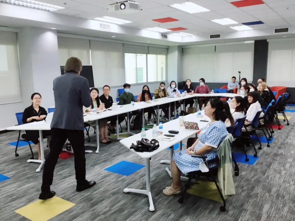 นักศึกษาคณะภาษาและการสื่อสารอบรมเชิงปฏิบัติการ Task-based language teaching (TBLT)