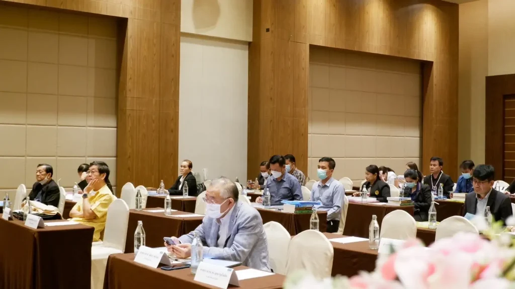 เสนอร่างผลการวิจัย โครงการวิจัยประเมินผลนโยบายถ่ายโอนโรงพยาบาลส่งเสริมสุขภาพตำบลไปสู่องค์การบริหารส่วนจังหวัด