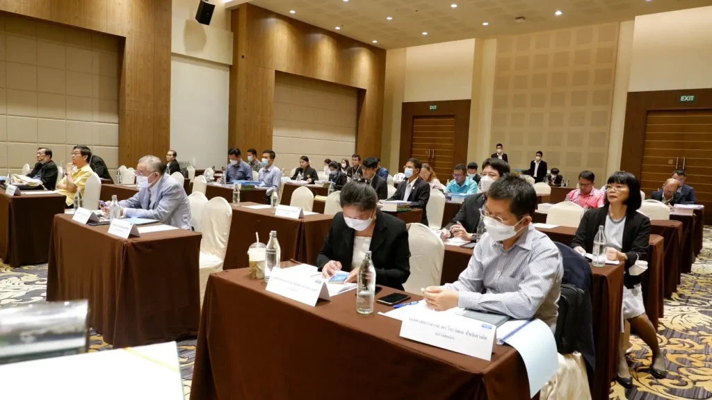 เสนอร่างผลการวิจัย โครงการวิจัยประเมินผลนโยบายถ่ายโอนโรงพยาบาลส่งเสริมสุขภาพตำบลไปสู่องค์การบริหารส่วนจังหวัด