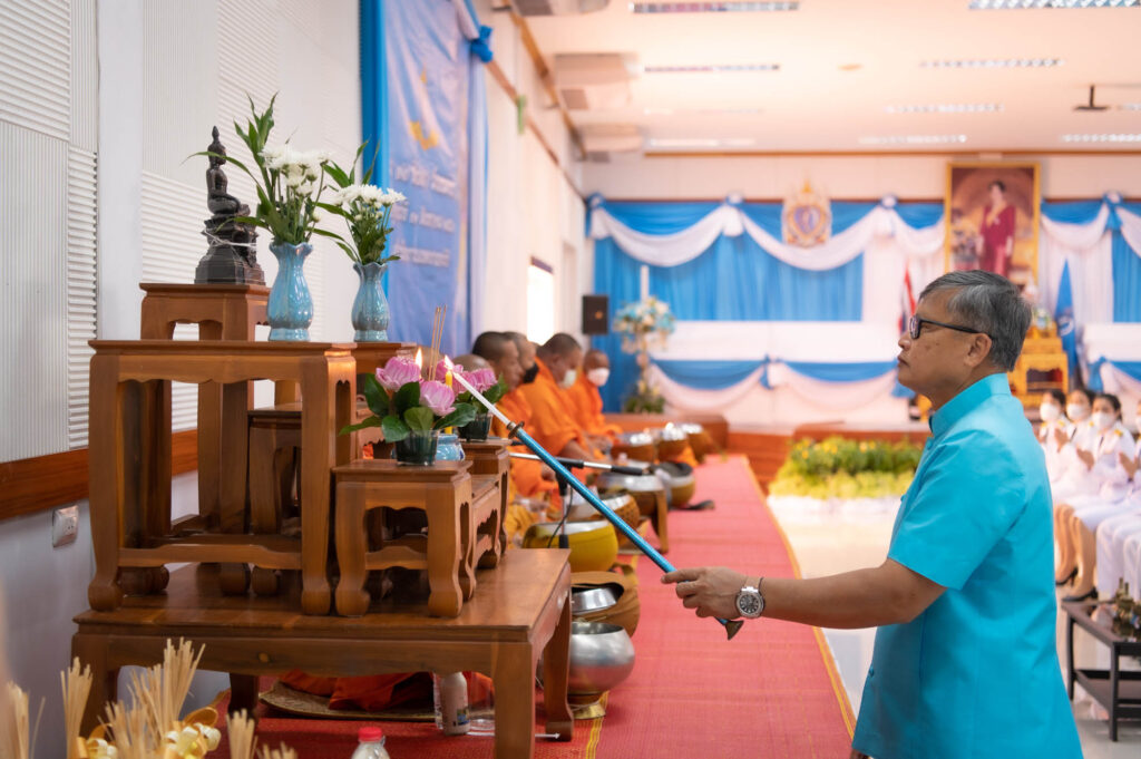 ‘นิด้า’ ร่วมกิจกรรมทำบุญตักบาตรเทิดพระเกียรติ 91 พรรษา ‘พระพันปีหลวง’