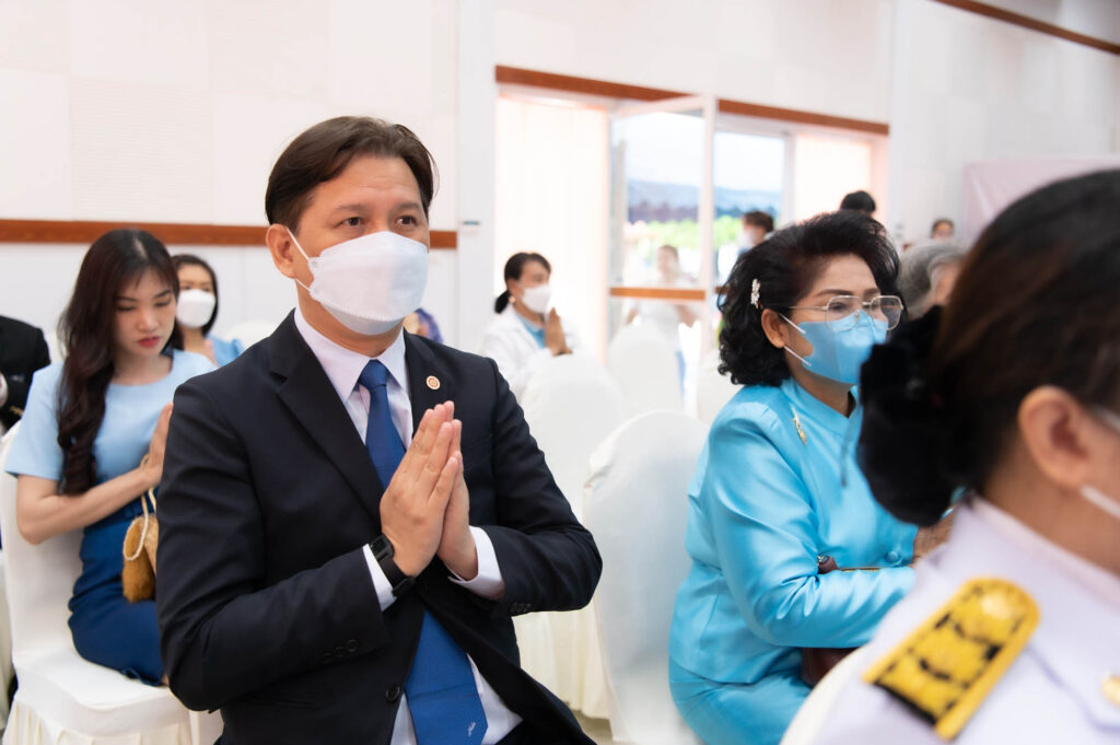 ‘นิด้า’ ร่วมกิจกรรมทำบุญตักบาตรเทิดพระเกียรติ 91 พรรษา ‘พระพันปีหลวง’