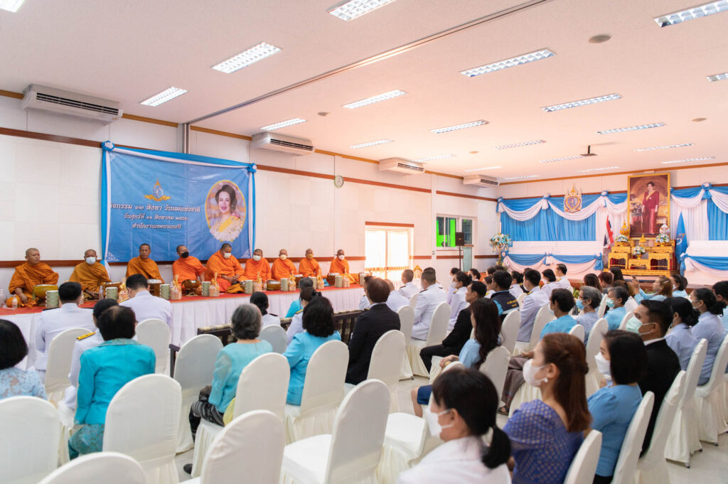 ‘นิด้า’ ร่วมกิจกรรมทำบุญตักบาตรเทิดพระเกียรติ 91 พรรษา ‘พระพันปีหลวง’