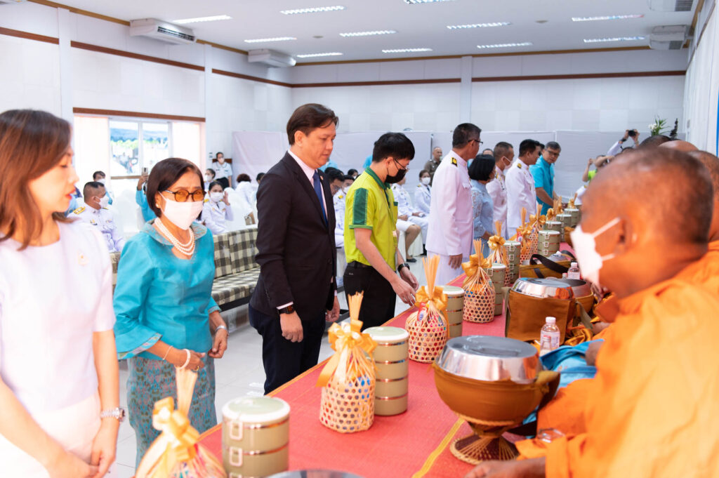 ‘นิด้า’ ร่วมกิจกรรมทำบุญตักบาตรเทิดพระเกียรติ 91 พรรษา ‘พระพันปีหลวง’