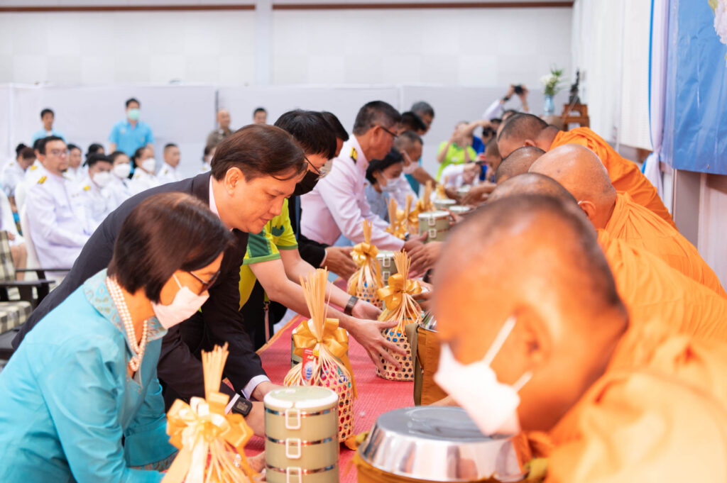 ‘นิด้า’ ร่วมกิจกรรมทำบุญตักบาตรเทิดพระเกียรติ 91 พรรษา ‘พระพันปีหลวง’