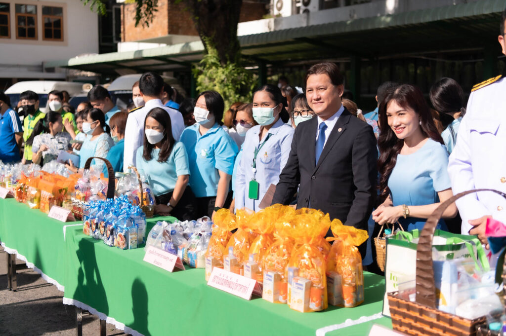 ‘นิด้า’ ร่วมกิจกรรมทำบุญตักบาตรเทิดพระเกียรติ 91 พรรษา ‘พระพันปีหลวง’