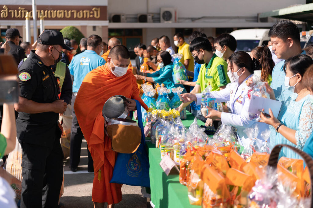 ‘นิด้า’ ร่วมกิจกรรมทำบุญตักบาตรเทิดพระเกียรติ 91 พรรษา ‘พระพันปีหลวง’