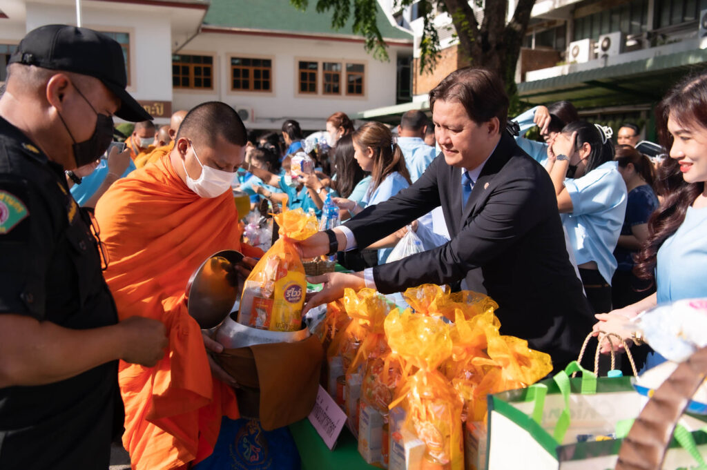 ‘นิด้า’ ร่วมกิจกรรมทำบุญตักบาตรเทิดพระเกียรติ 91 พรรษา ‘พระพันปีหลวง’