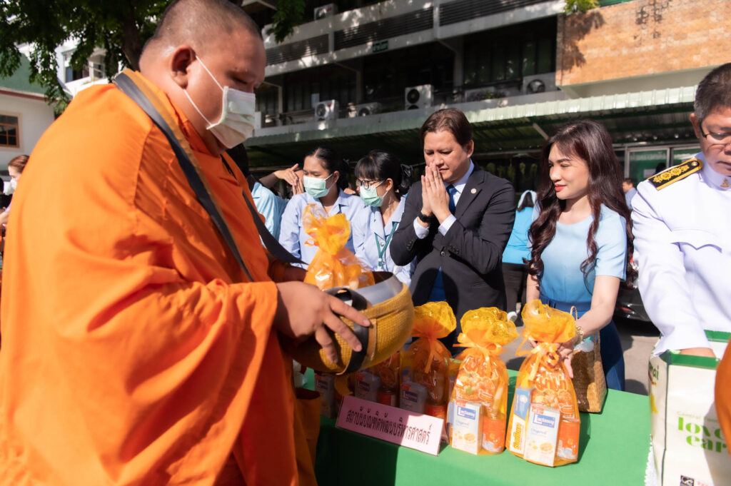 ‘นิด้า’ ร่วมกิจกรรมทำบุญตักบาตรเทิดพระเกียรติ 91 พรรษา ‘พระพันปีหลวง’