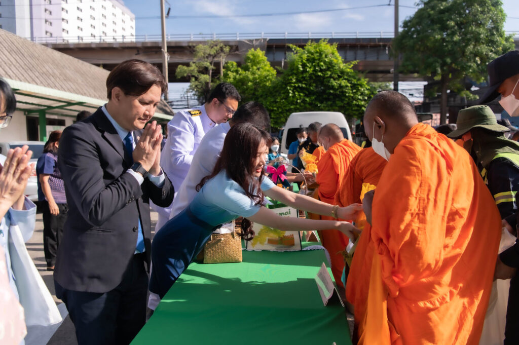 ‘นิด้า’ ร่วมกิจกรรมทำบุญตักบาตรเทิดพระเกียรติ 91 พรรษา ‘พระพันปีหลวง’