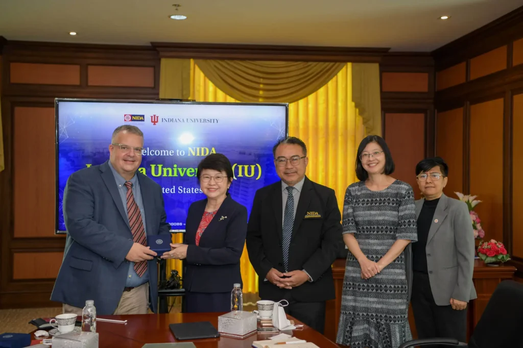 ผู้แทนจาก-IU-และ-USAID-เยือนสถาบัน-02 คณะผู้แทนจาก Indiana University (IU) และ The United States Agency for International Development (USAID) เยือนสถาบันบัณฑิตพัฒนบริหารศาสตร์